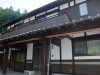 日本建築の母屋の隣に建てる娘さんご夫婦の住まい。<br />
母屋に合ったように外観は日本建築ですが<br />
一歩入ると、室内は洋風です。